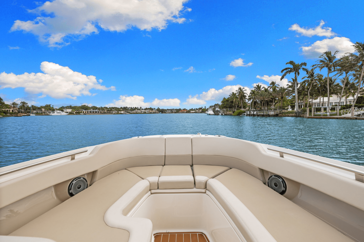 Slide: The Image of Boston Whaler 320 VANTAGE 2023 - 8