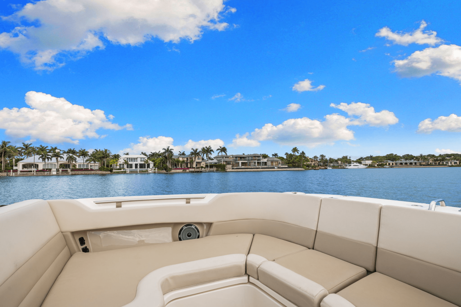 Slide: The Image of Boston Whaler 320 VANTAGE 2023 - 9