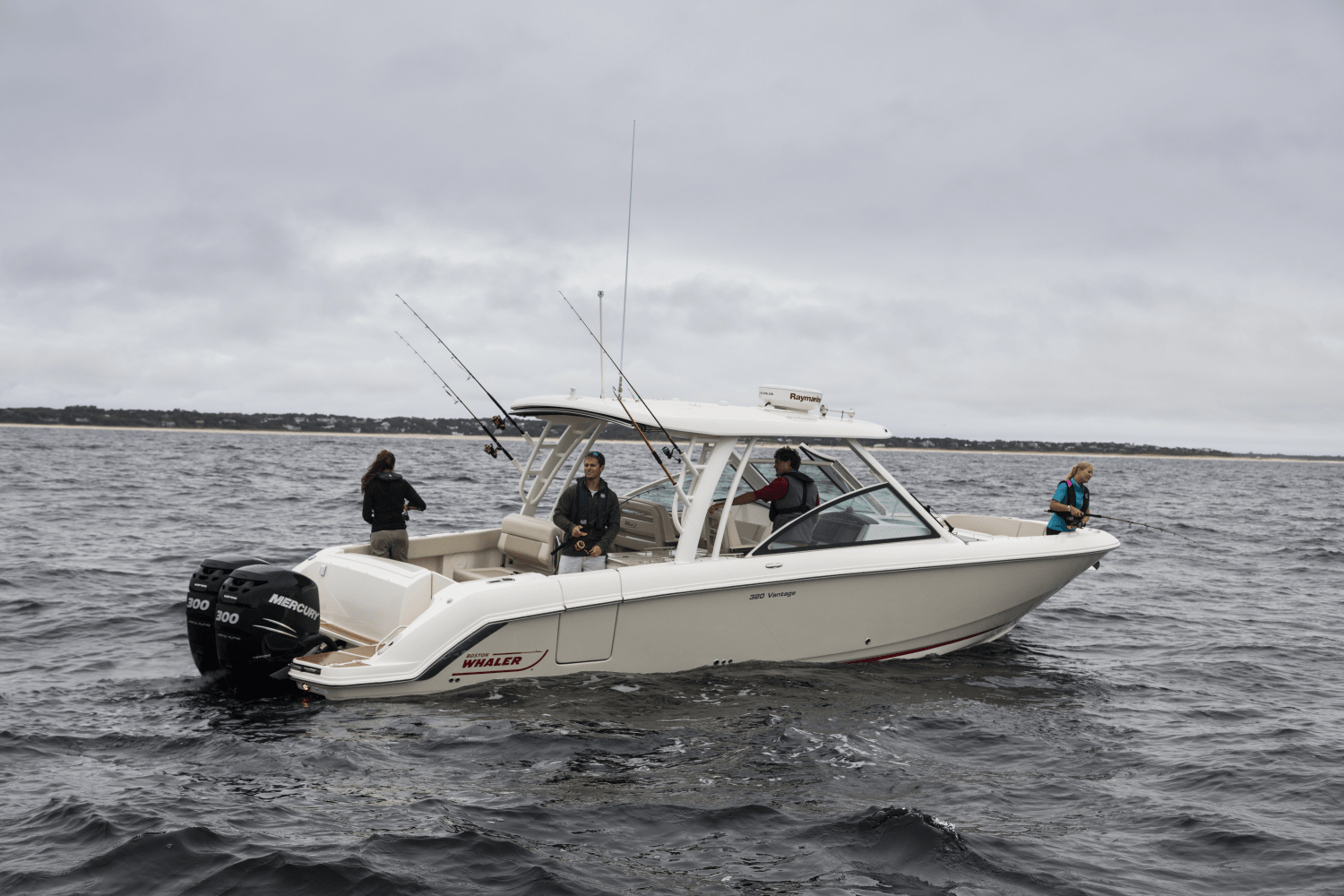 Slide: The Image of Boston Whaler 320 Vantage 2024 - 10