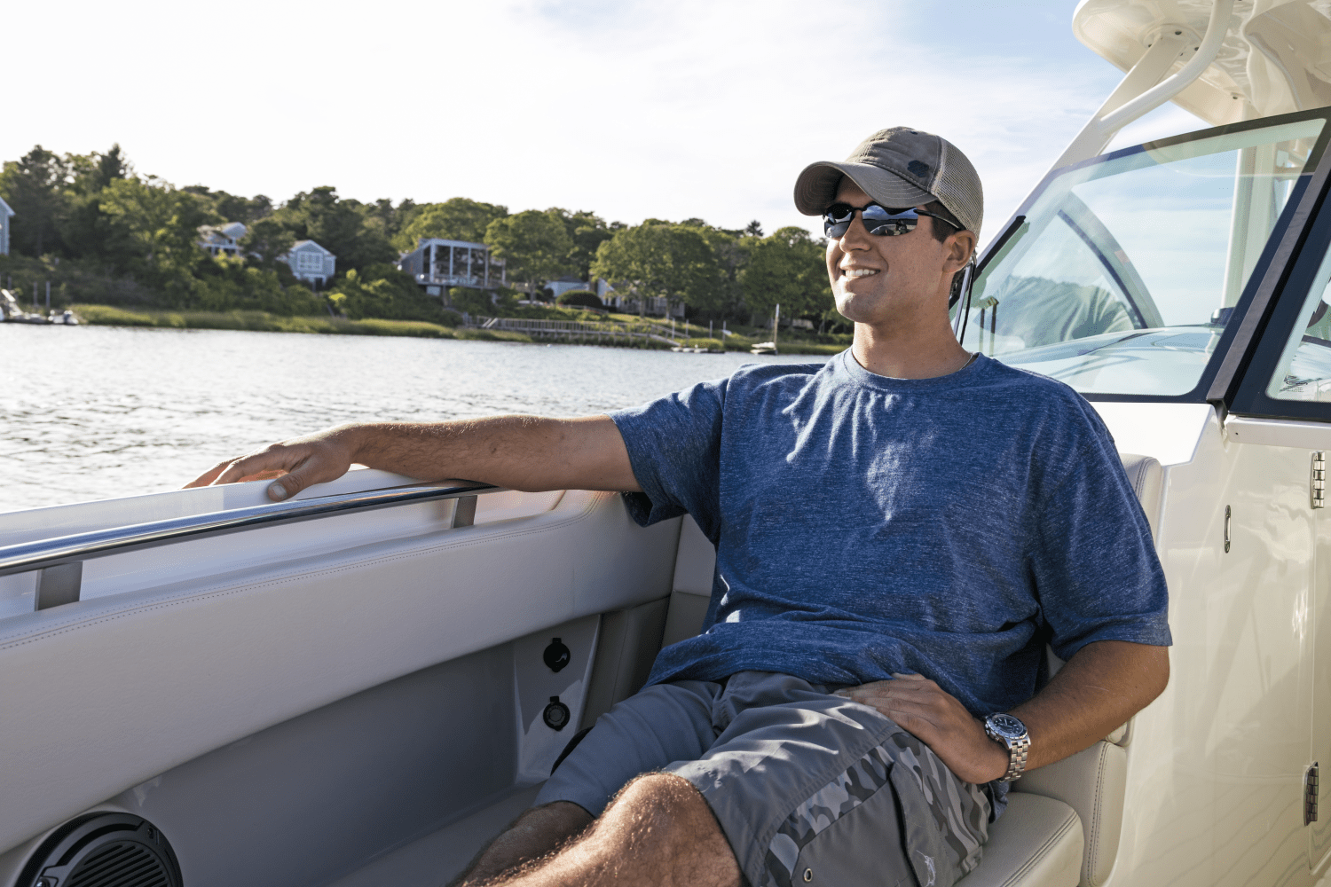 Slide: The Image of Boston Whaler 320 Vantage 2024 - 13