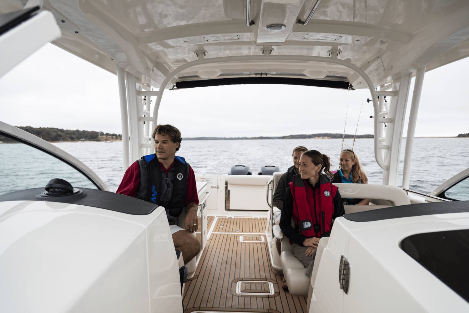 Slide: The Image of Boston Whaler 320 Vantage 2024 - 19