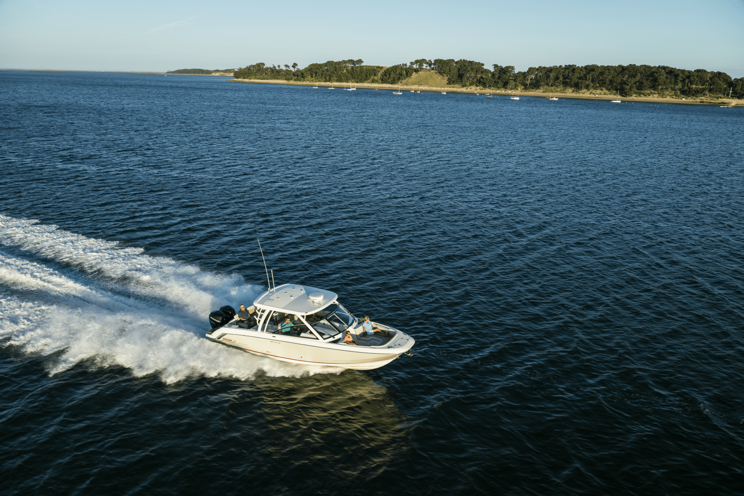 Slide: The Image of Boston Whaler 320 Vantage 2024 - 28