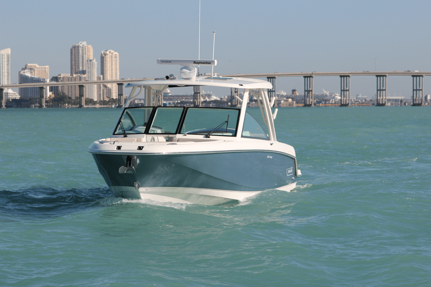 Slide: The Image of Boston Whaler 320 Vantage 2024 - 3