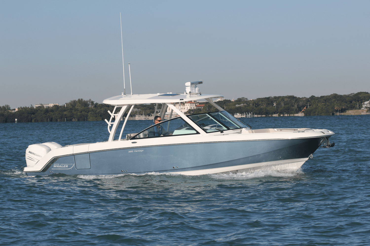 Slide: The Image of Boston Whaler 320 Vantage 2024 - 31