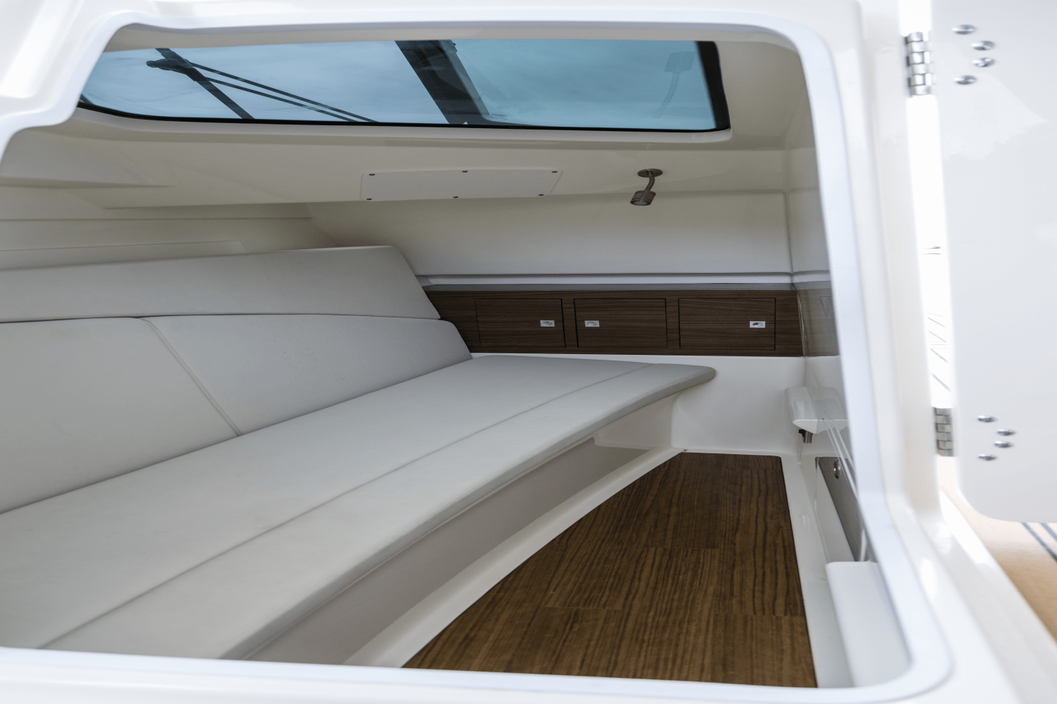 Slide: The Image of Boston Whaler 320 Vantage 2024 - 43