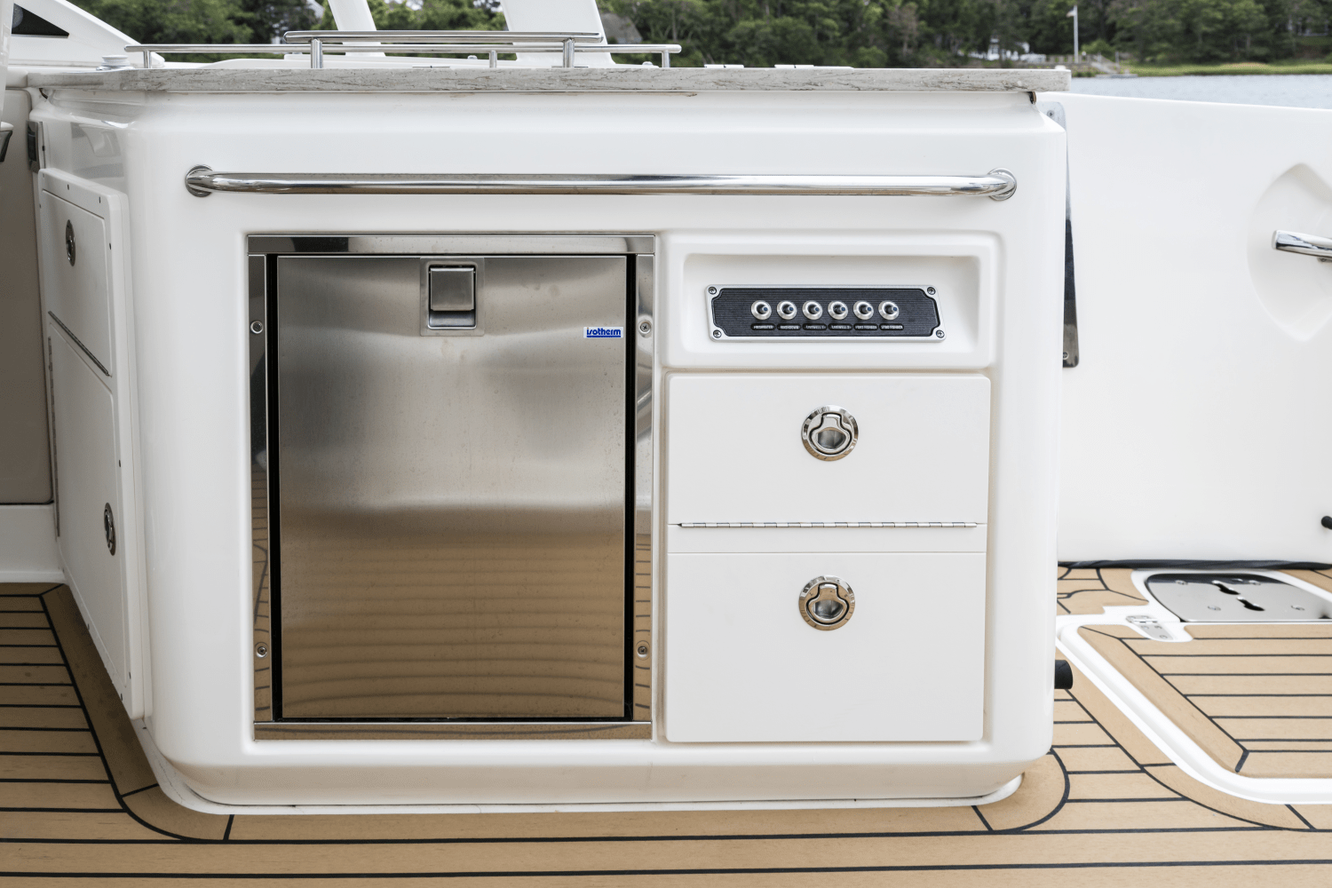 Slide: The Image of Boston Whaler 320 Vantage 2024 - 44