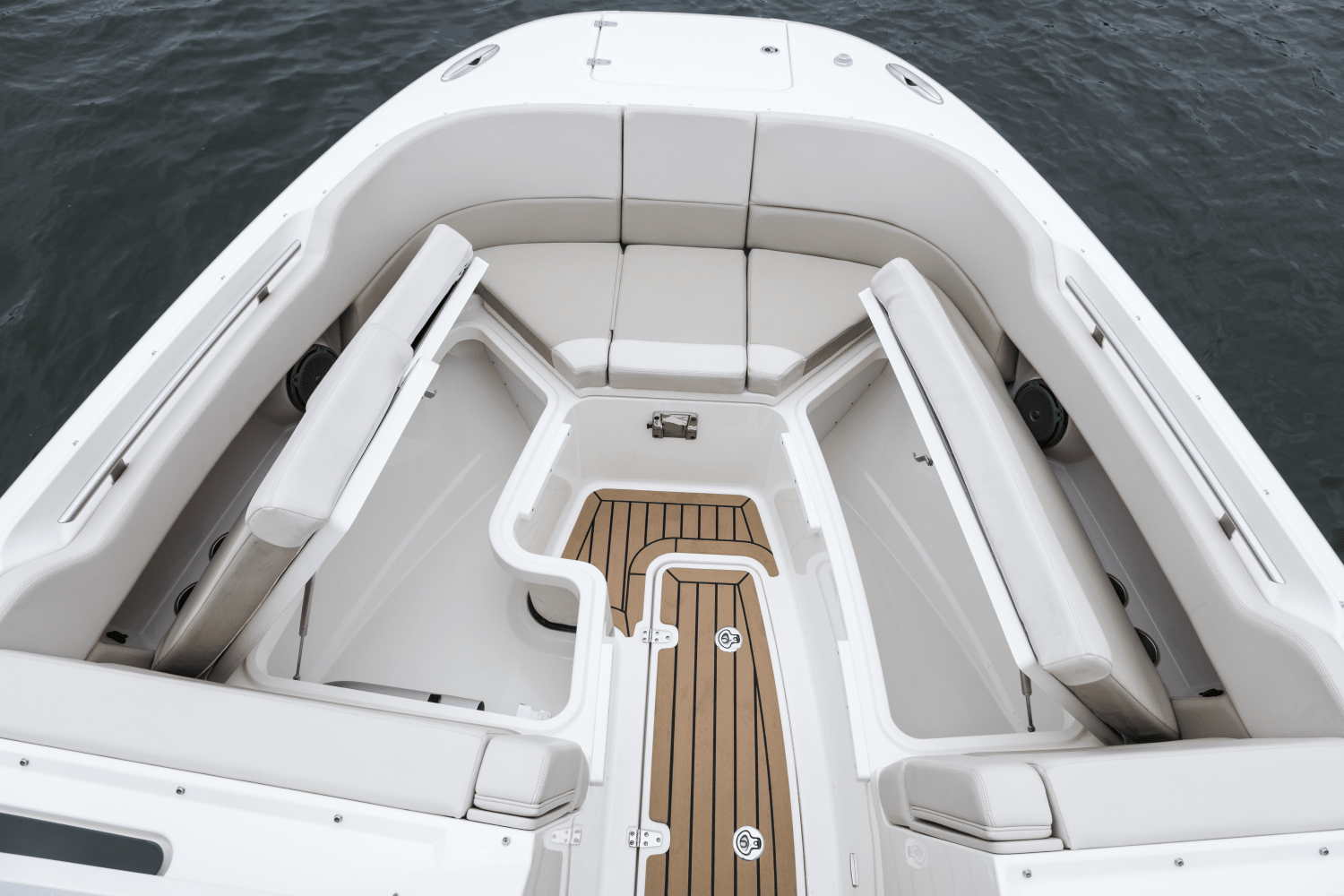 Slide: The Image of Boston Whaler 320 Vantage 2024 - 45