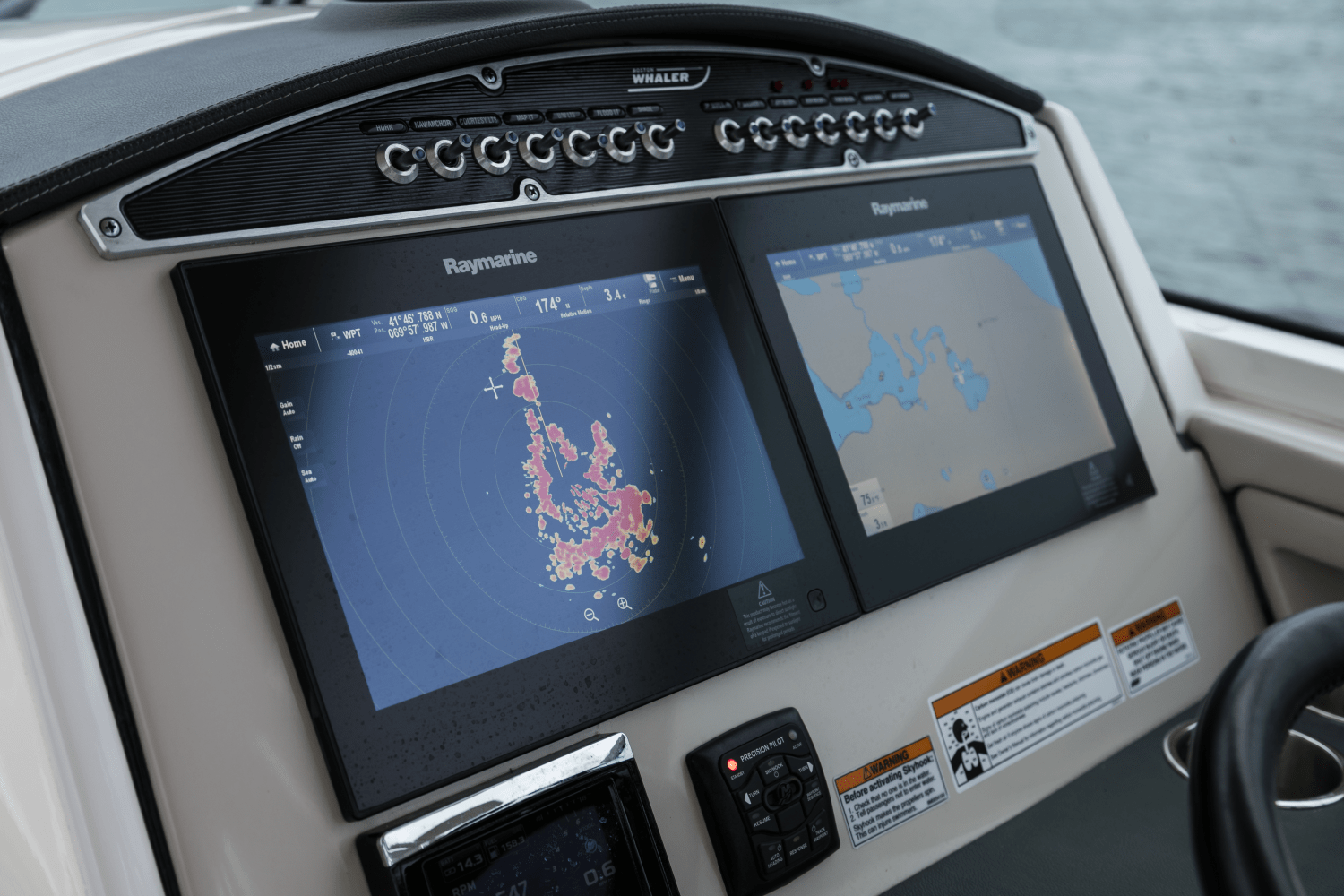 Slide: The Image of Boston Whaler 320 Vantage 2024 - 49