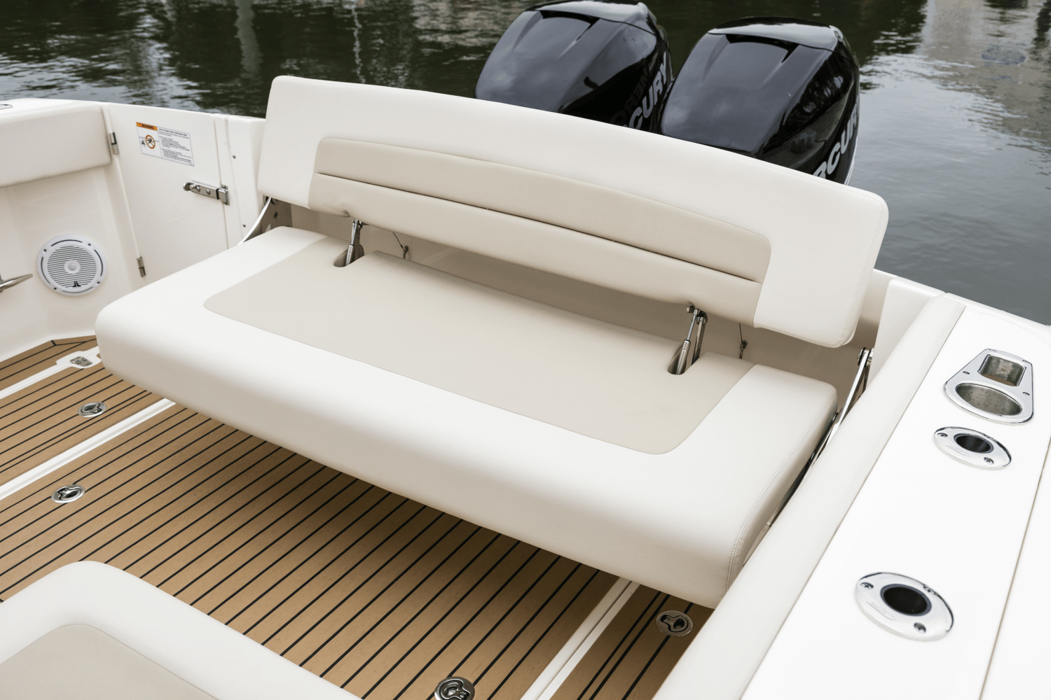 Slide: The Image of Boston Whaler 320 Vantage 2024 - 50
