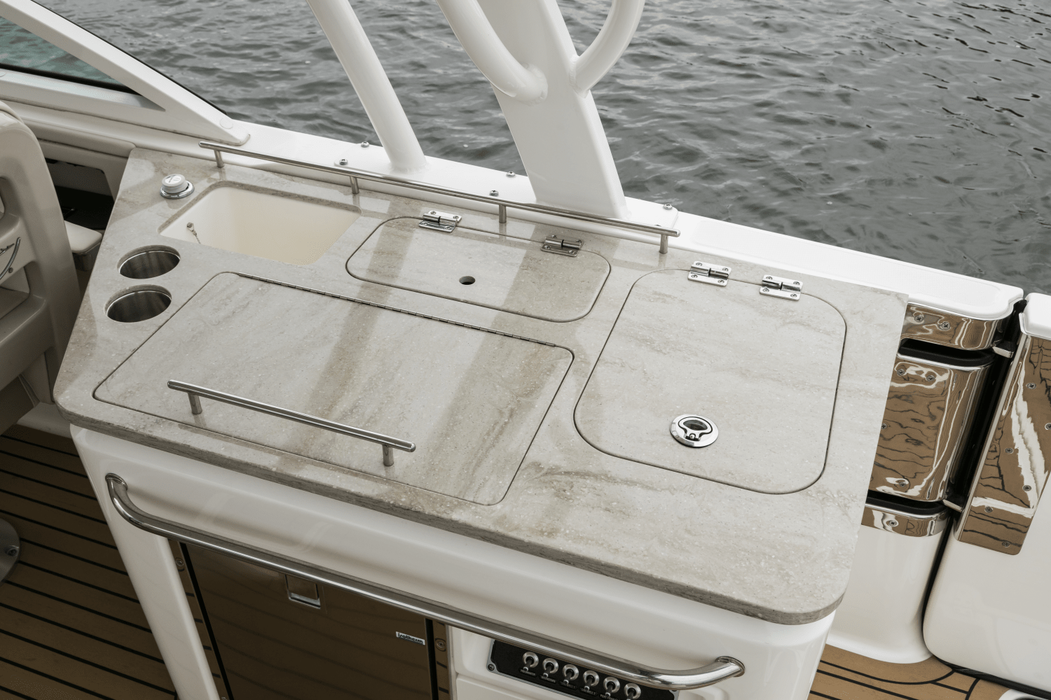 Slide: The Image of Boston Whaler 320 Vantage 2024 - 51