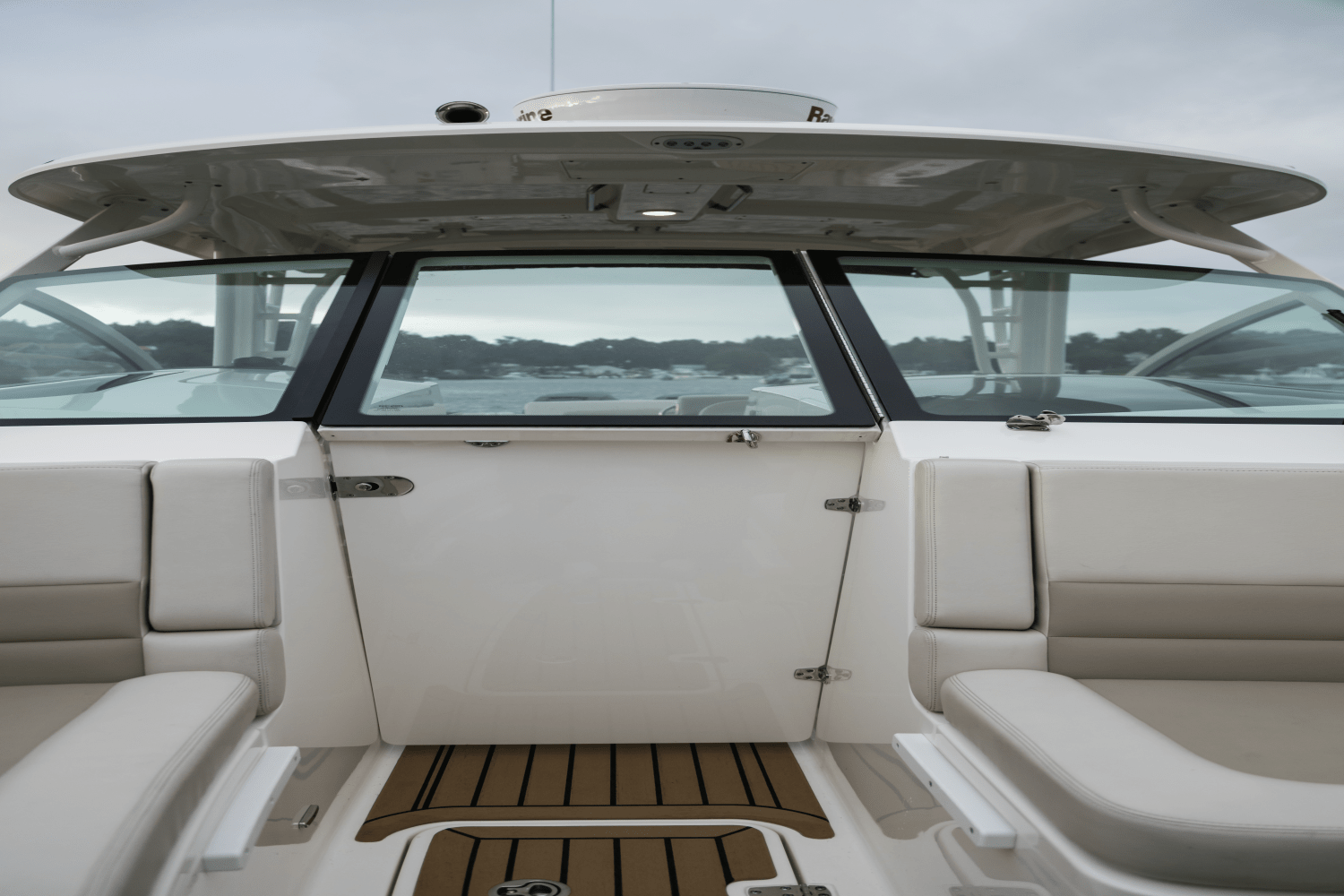 Slide: The Image of Boston Whaler 320 Vantage 2024 - 52
