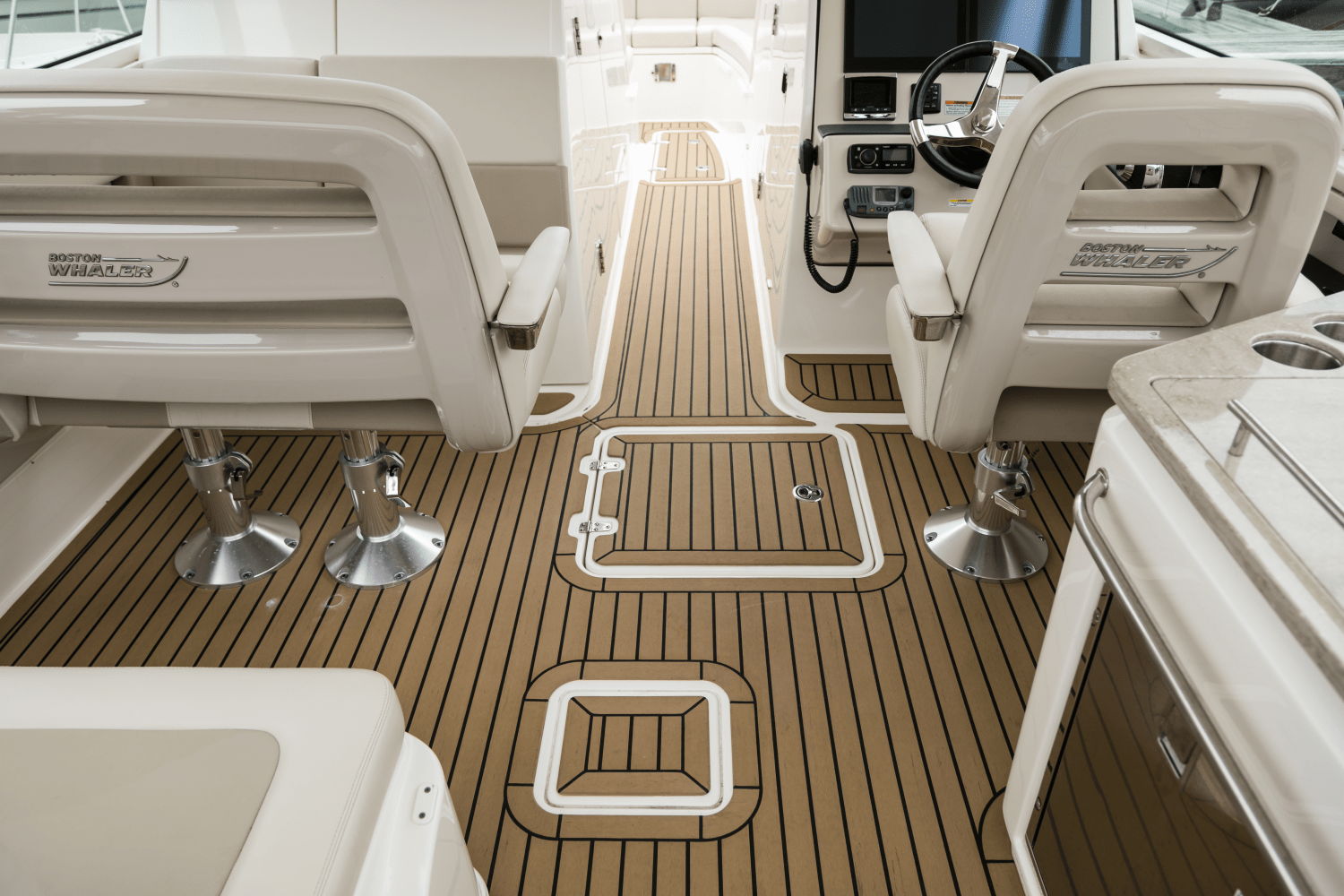 Slide: The Image of Boston Whaler 320 Vantage 2024 - 53
