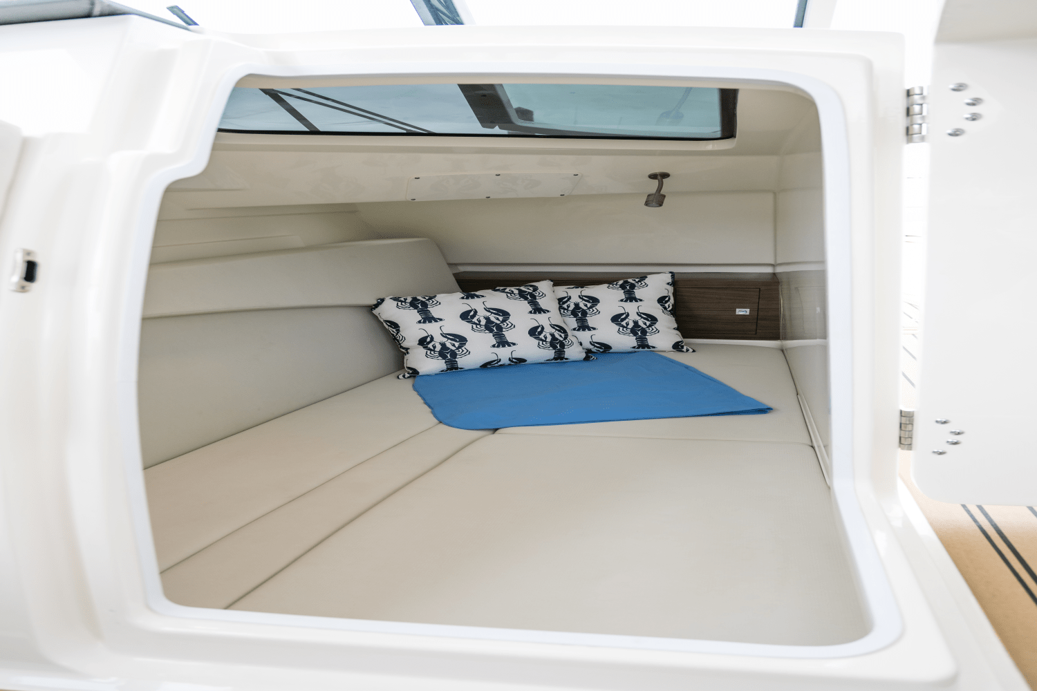 Slide: The Image of Boston Whaler 320 Vantage 2024 - 57
