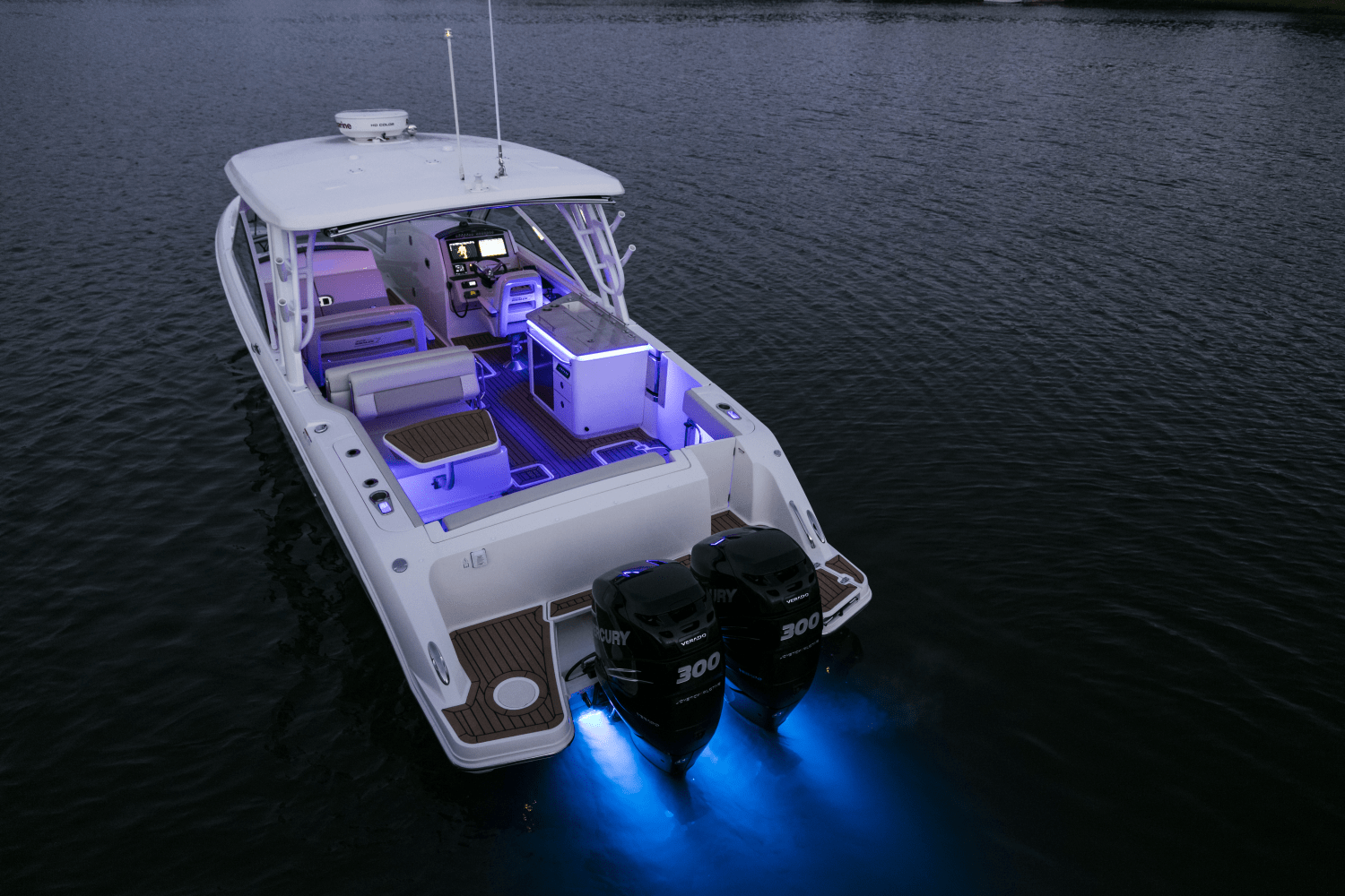 Slide: The Image of Boston Whaler 320 Vantage 2024 - 60