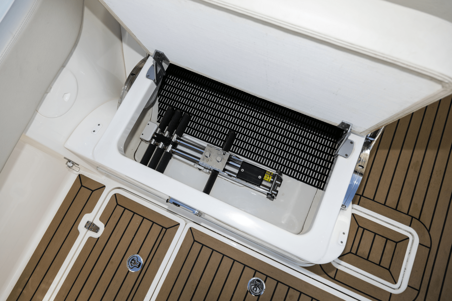 Slide: The Image of Boston Whaler 320 Vantage 2024 - 63