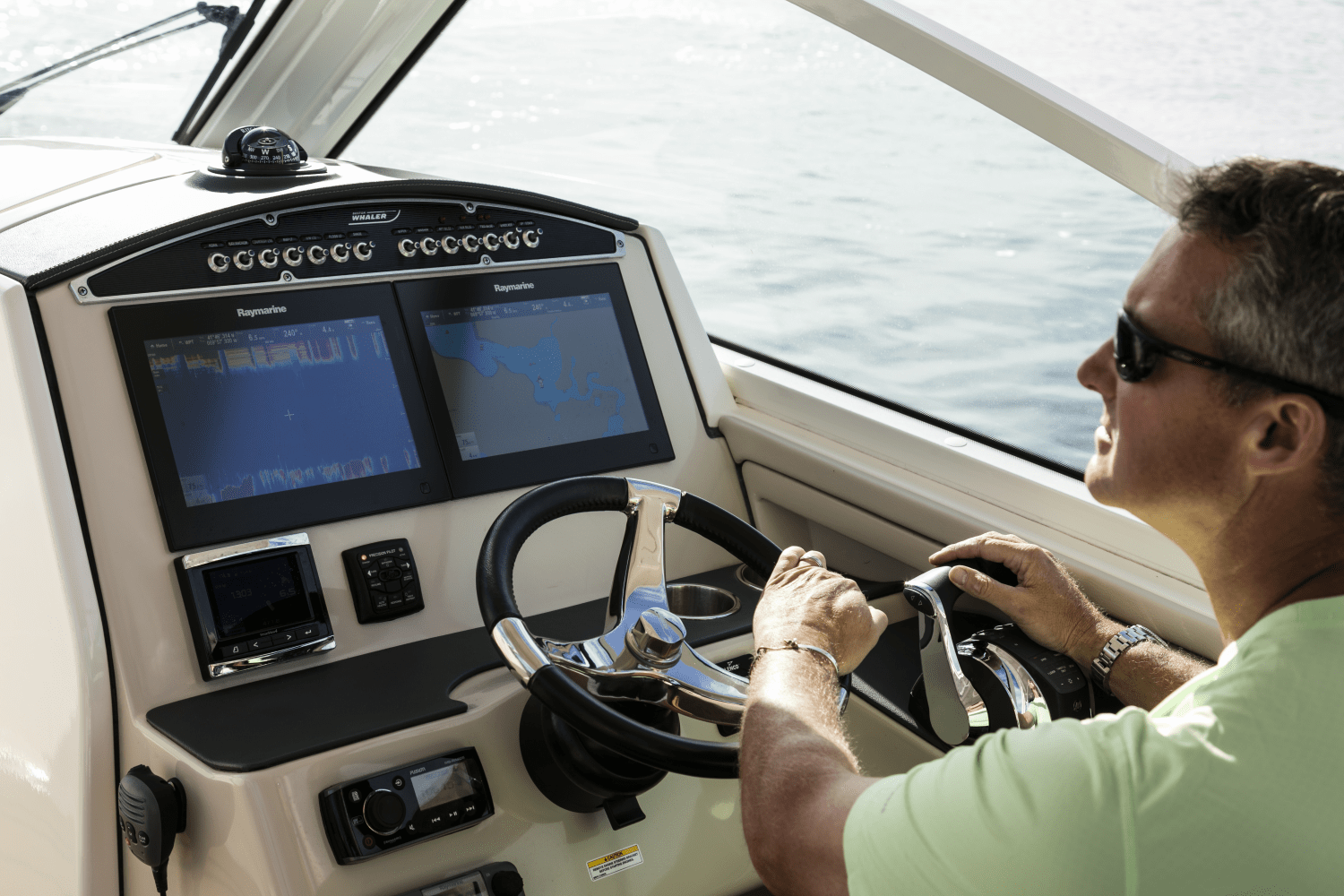 Slide: The Image of Boston Whaler 320 Vantage 2024 - 7