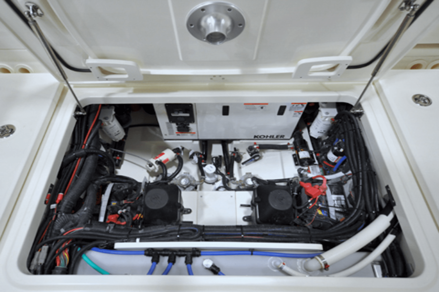 Slide: The Image of Boston Whaler 320 Vantage 2024 - 74