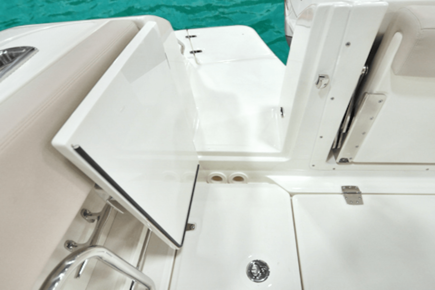 Slide: The Image of Boston Whaler 320 Vantage 2024 - 75