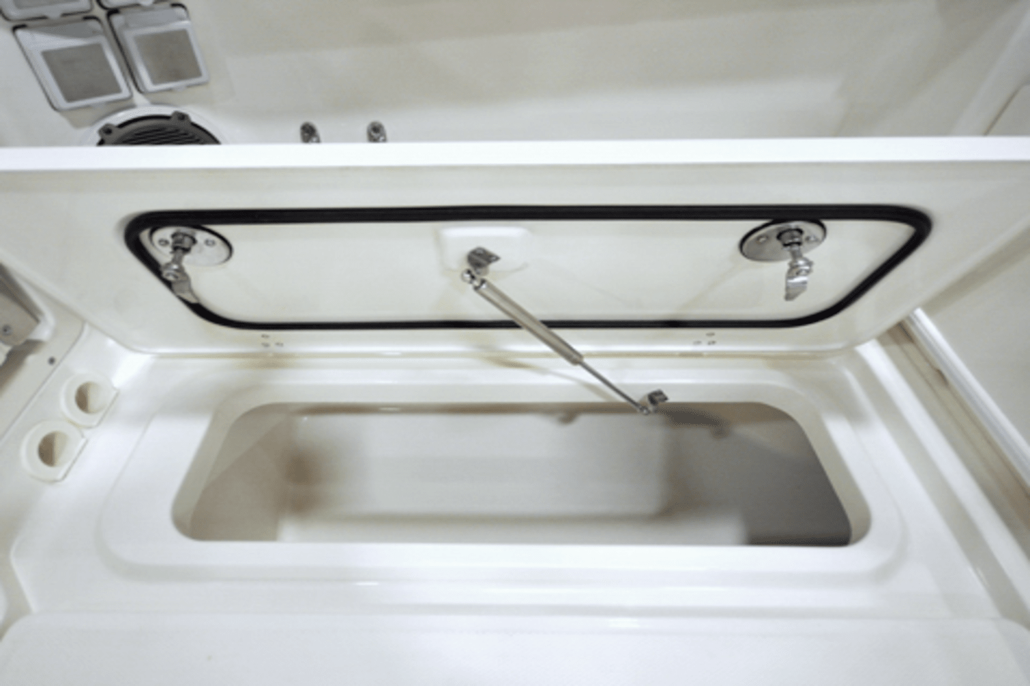 Slide: The Image of Boston Whaler 320 Vantage 2024 - 78