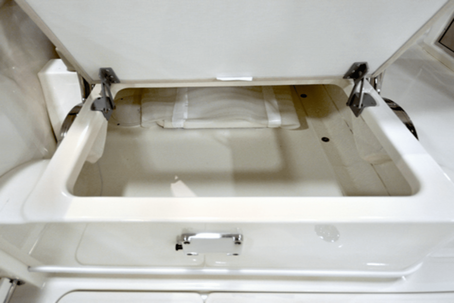 Slide: The Image of Boston Whaler 320 Vantage 2024 - 79