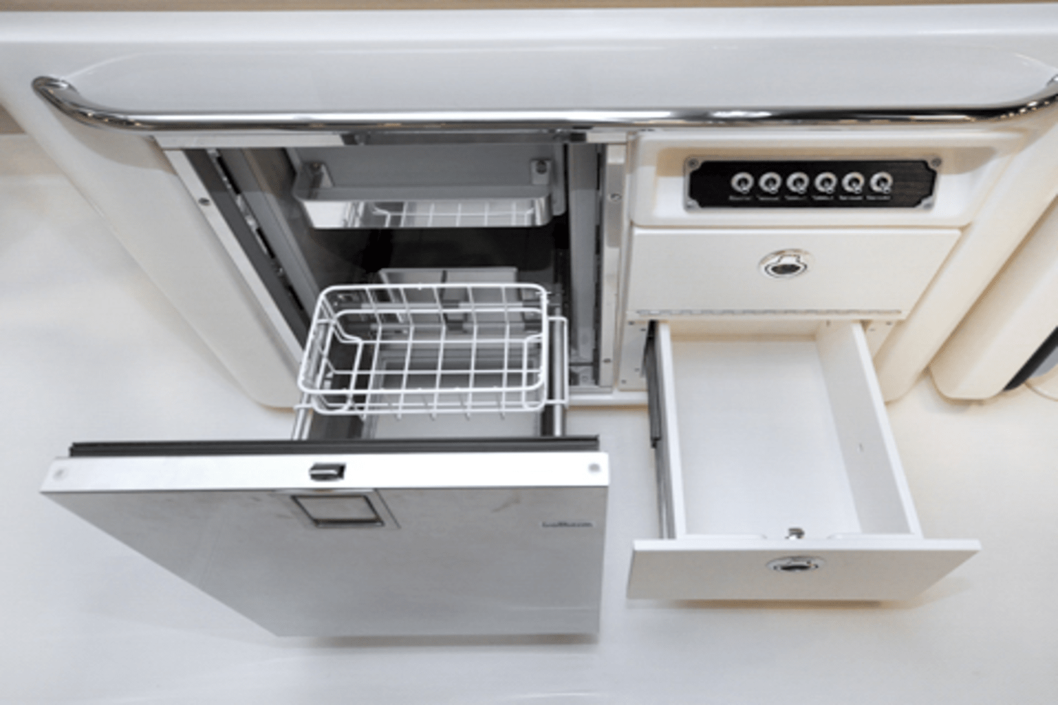 Slide: The Image of Boston Whaler 320 Vantage 2024 - 83