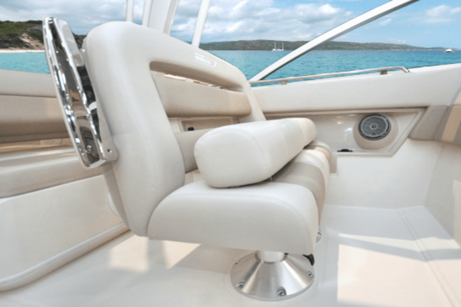 Slide: The Image of Boston Whaler 320 Vantage 2024 - 93