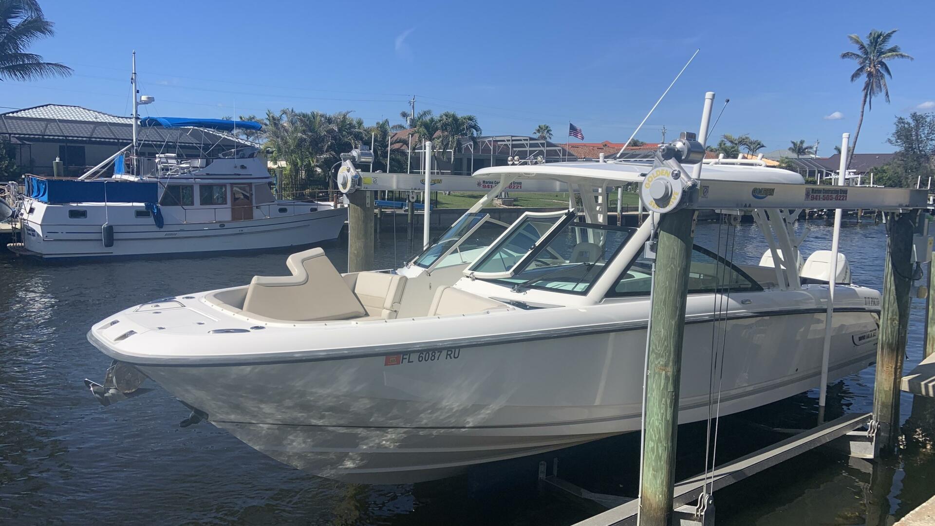 Slide: The Image of Boston Whaler 320 Vantage DC 2019 - 5050722