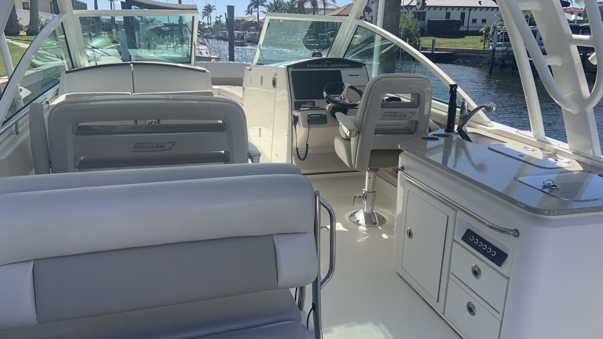 Slide: The Image of Boston Whaler 320 Vantage DC 2019 - 5050726