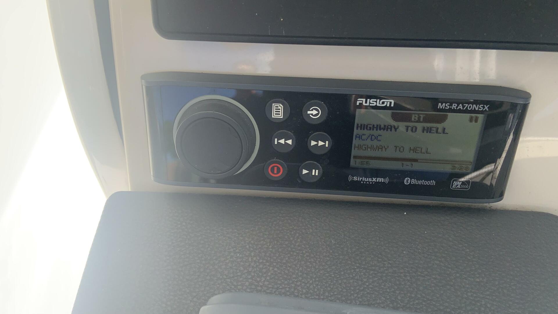 Slide: The Image of Boston Whaler 320 Vantage DC 2019 - 5050738