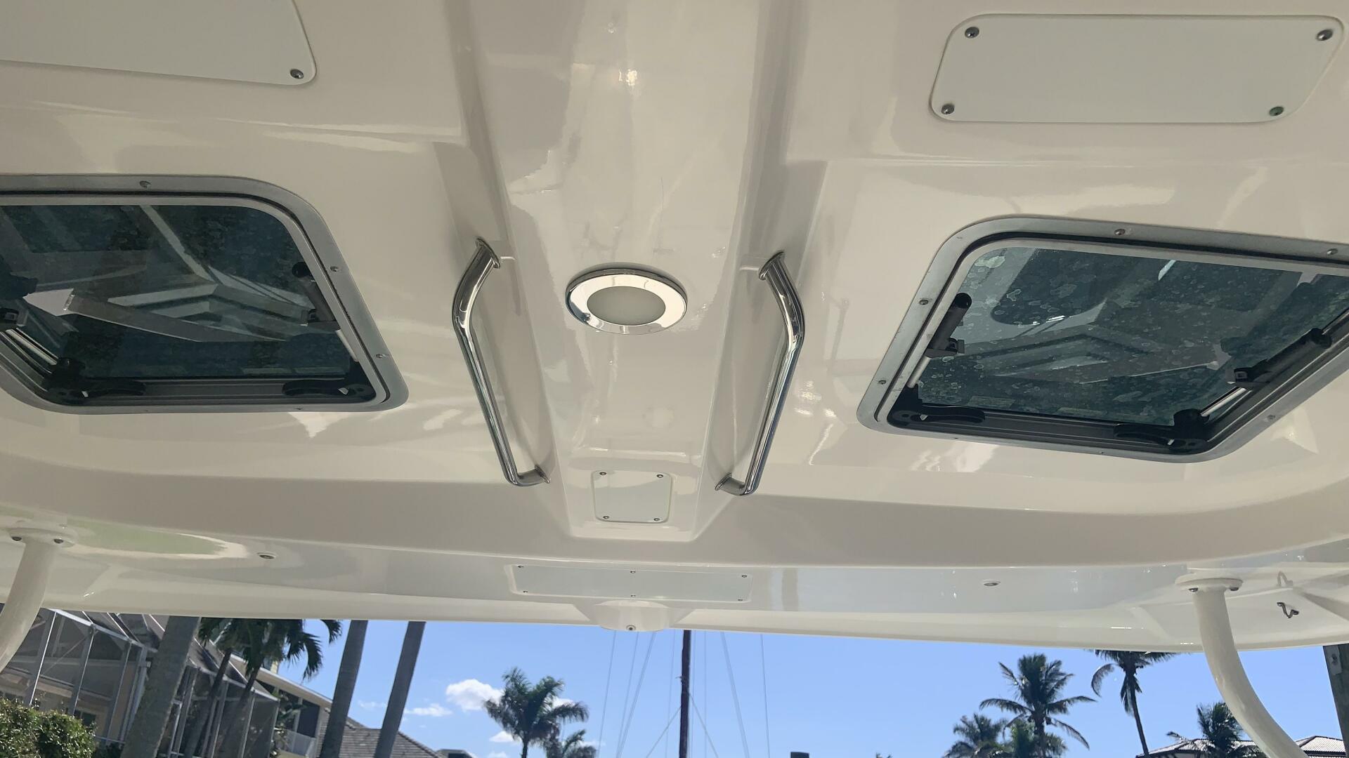 Slide: The Image of Boston Whaler 320 Vantage DC 2019 - 5050743