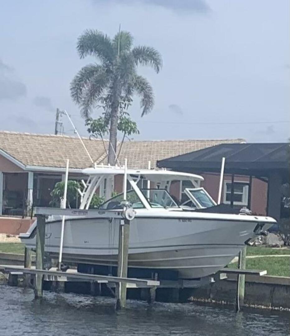 Slide: The Image of Boston Whaler 320 Vantage DC 2019 - 5054576