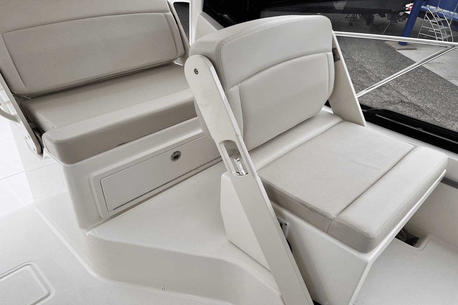 Slide: The Image of Boston Whaler 325 Conquest 2025 - 14