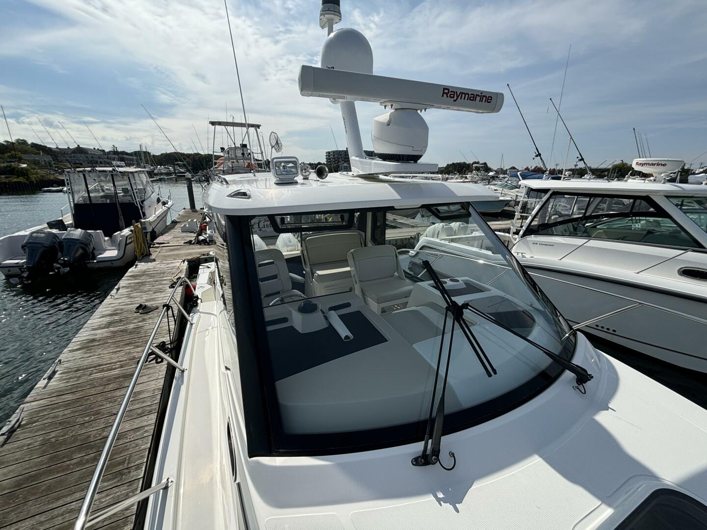 Slide: The Image of Boston Whaler 325 Conquest Pilothouse 2020 - 4698766