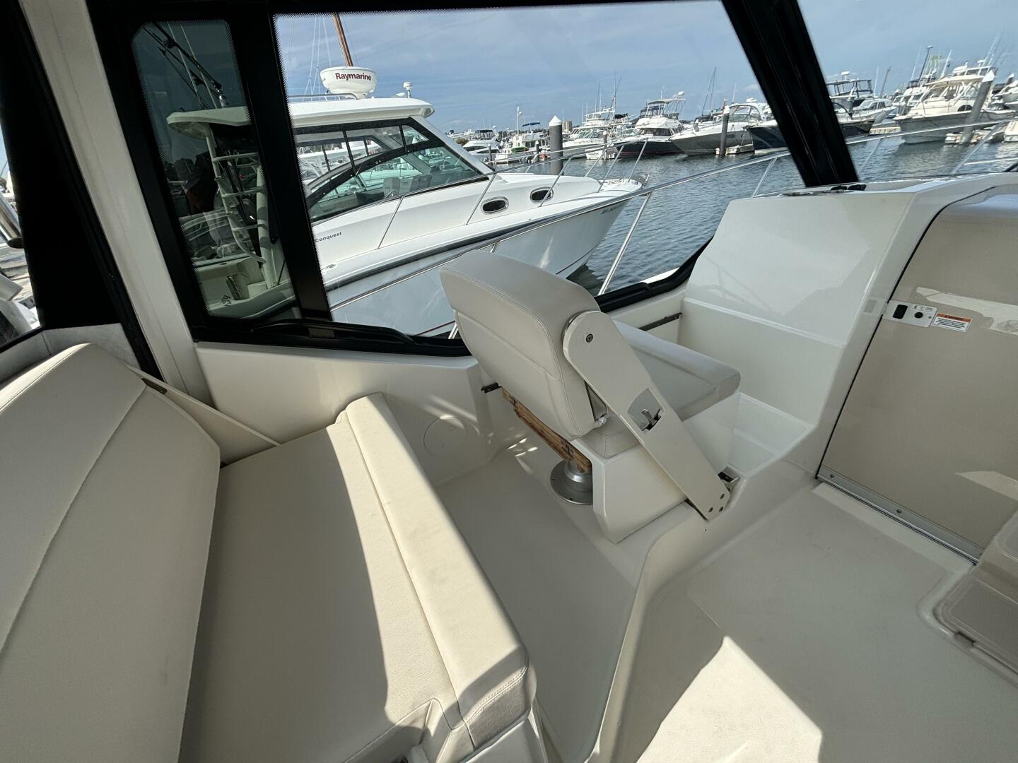 Slide: The Image of Boston Whaler 325 Conquest Pilothouse 2020 - 4698710