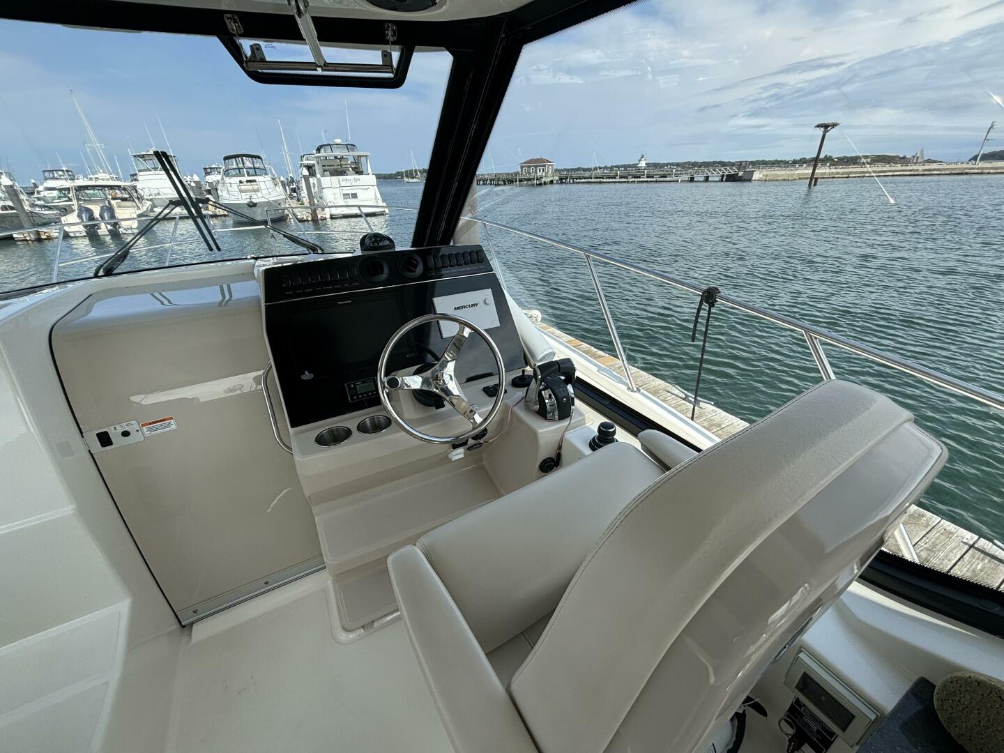 Slide: The Image of Boston Whaler 325 Conquest Pilothouse 2020 - 4698712