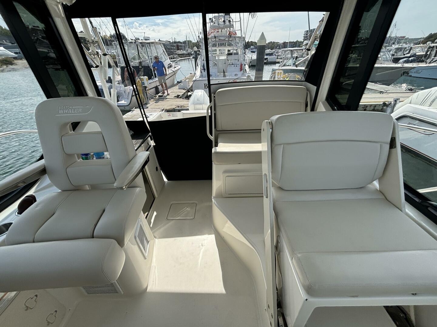 Slide: The Image of Boston Whaler 325 Conquest Pilothouse 2020 - 4698718