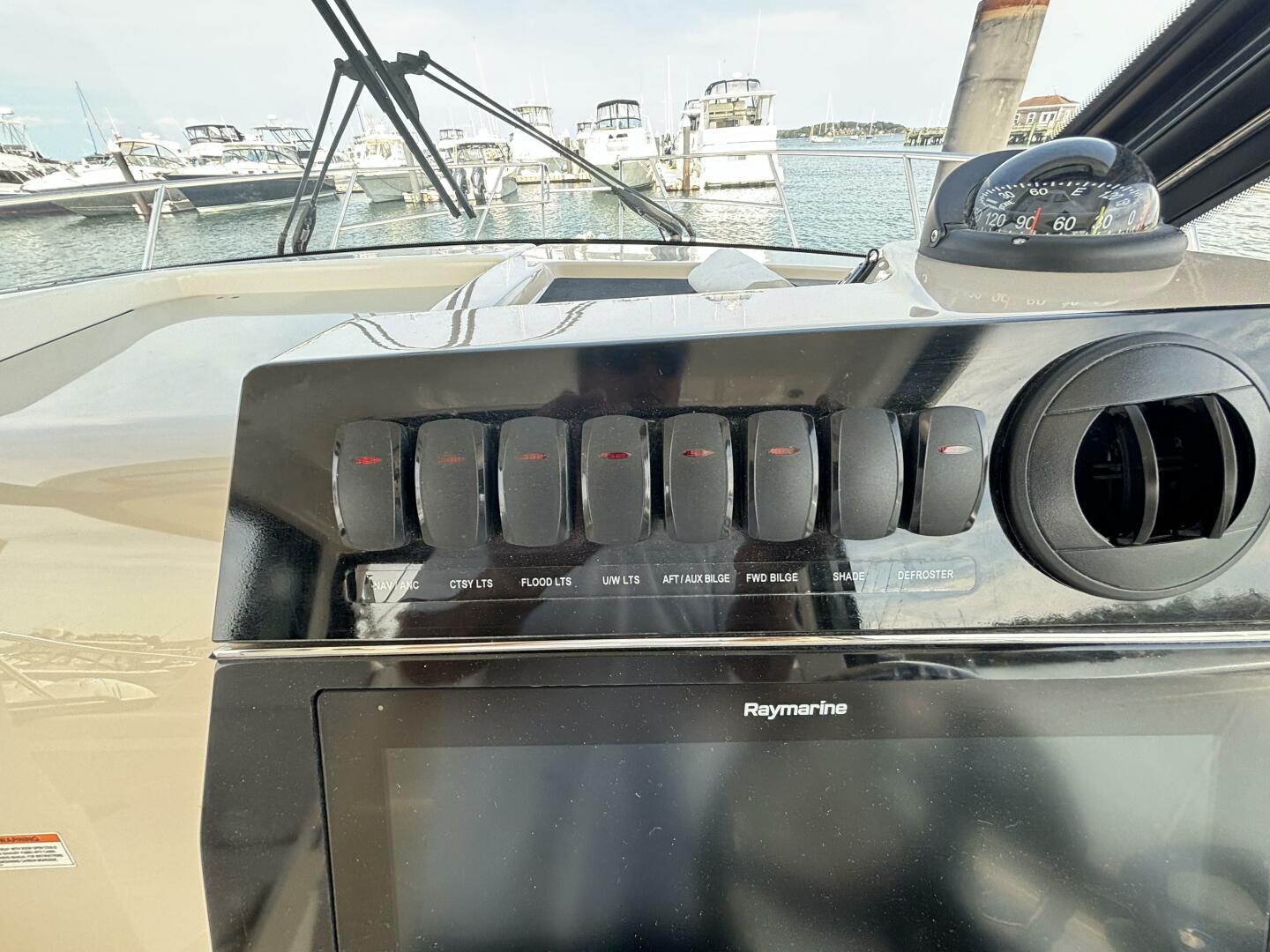 Slide: The Image of Boston Whaler 325 Conquest Pilothouse 2020 - 4698743