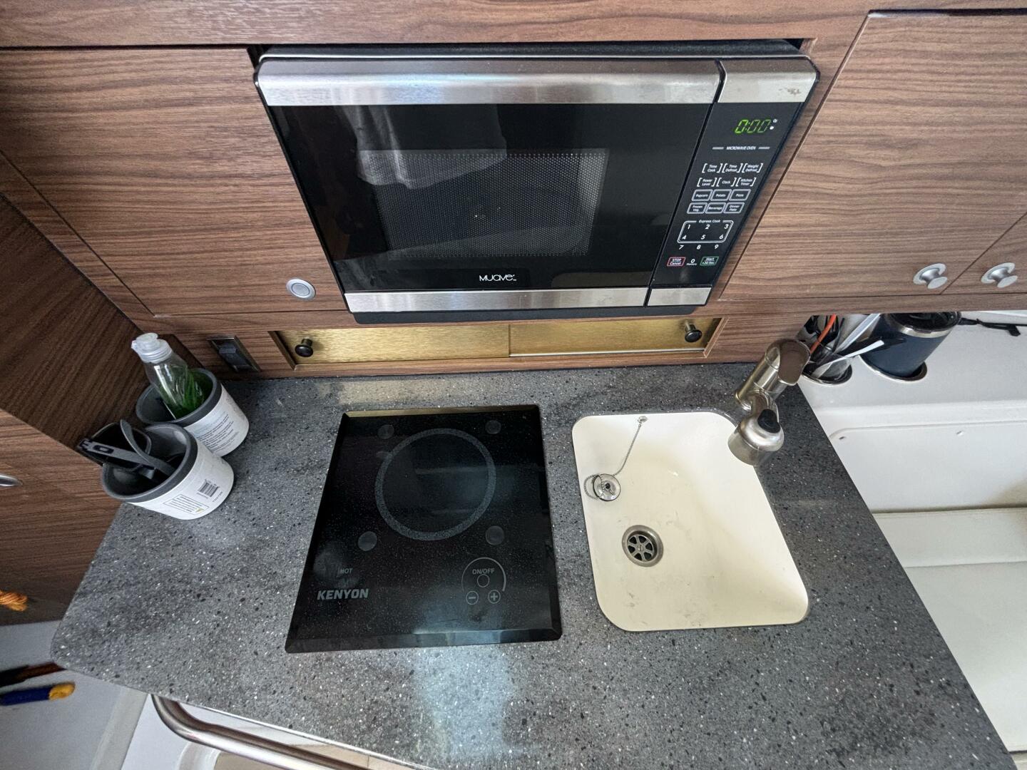Slide: The Image of Boston Whaler 325 Conquest Pilothouse 2020 - 4698777