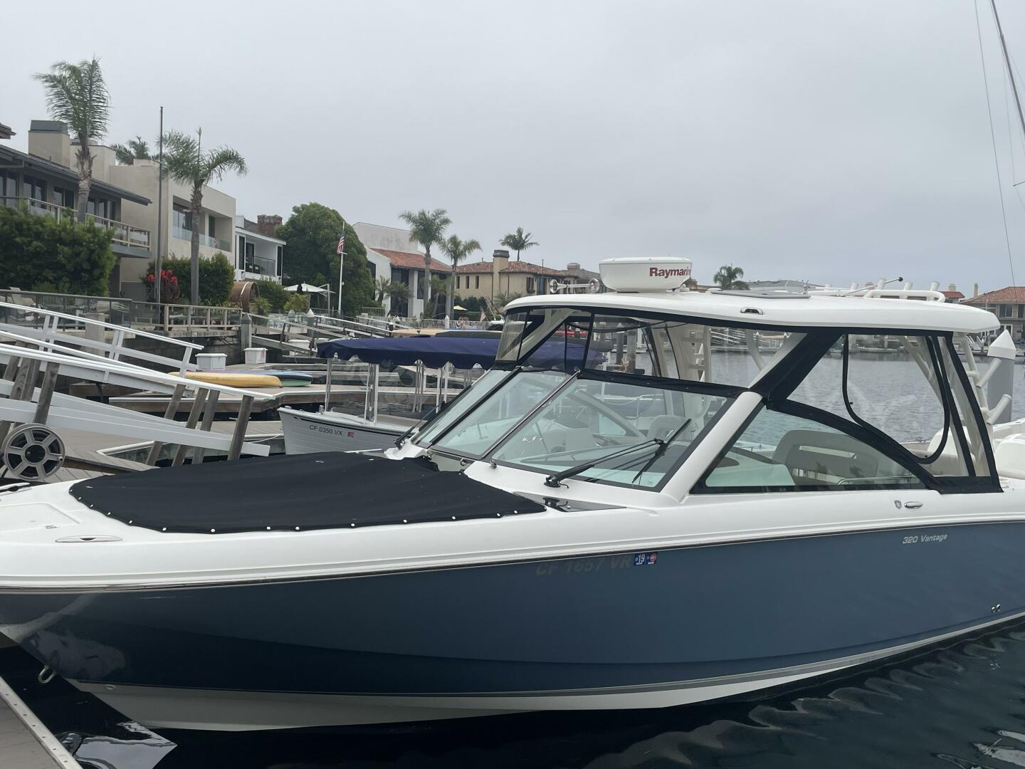 Slide: The Image of Boston Whaler 33 2018 - 4527842
