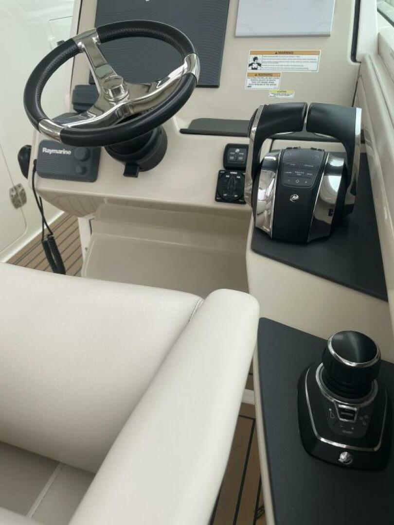Slide: The Image of Boston Whaler 33 2018 - 4527867