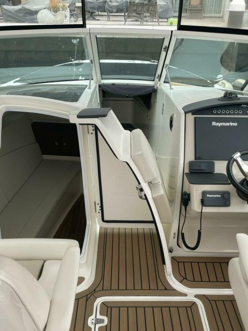 Slide: The Image of Boston Whaler 33 2018 - 4527862