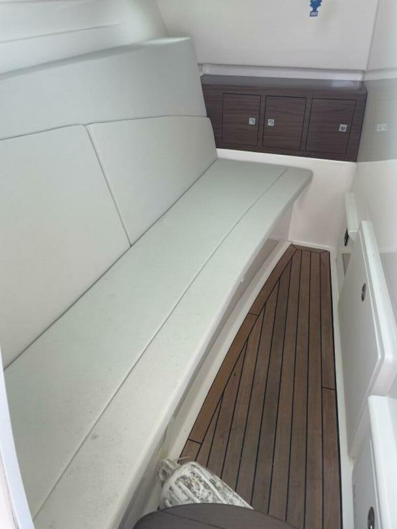 Slide: The Image of Boston Whaler 33 2018 - 4527863