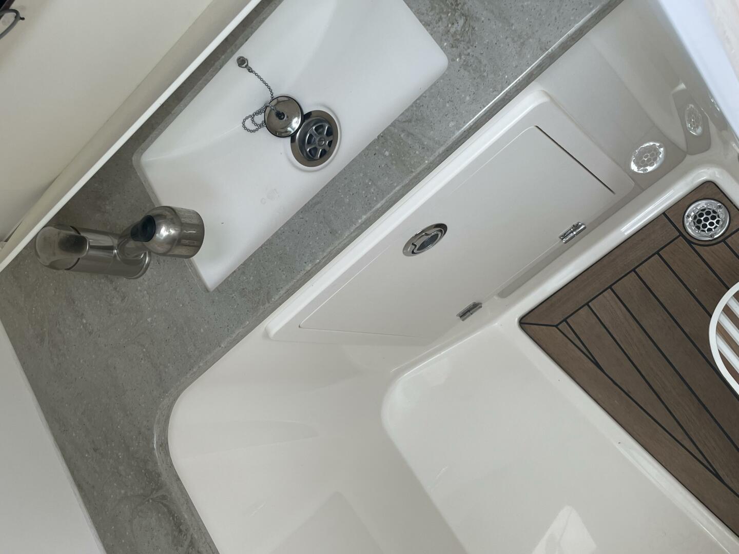 Slide: The Image of Boston Whaler 33 2018 - 4527865