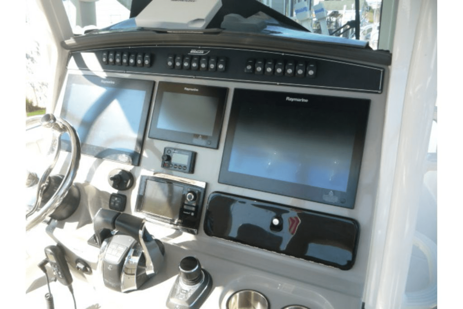 Slide: The Image of Boston Whaler 330 OUTRAGE 2017 - 13