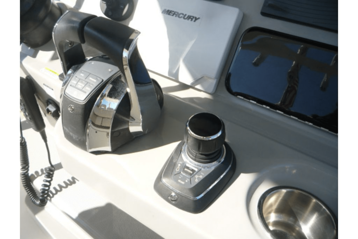 Slide: The Image of Boston Whaler 330 OUTRAGE 2017 - 14