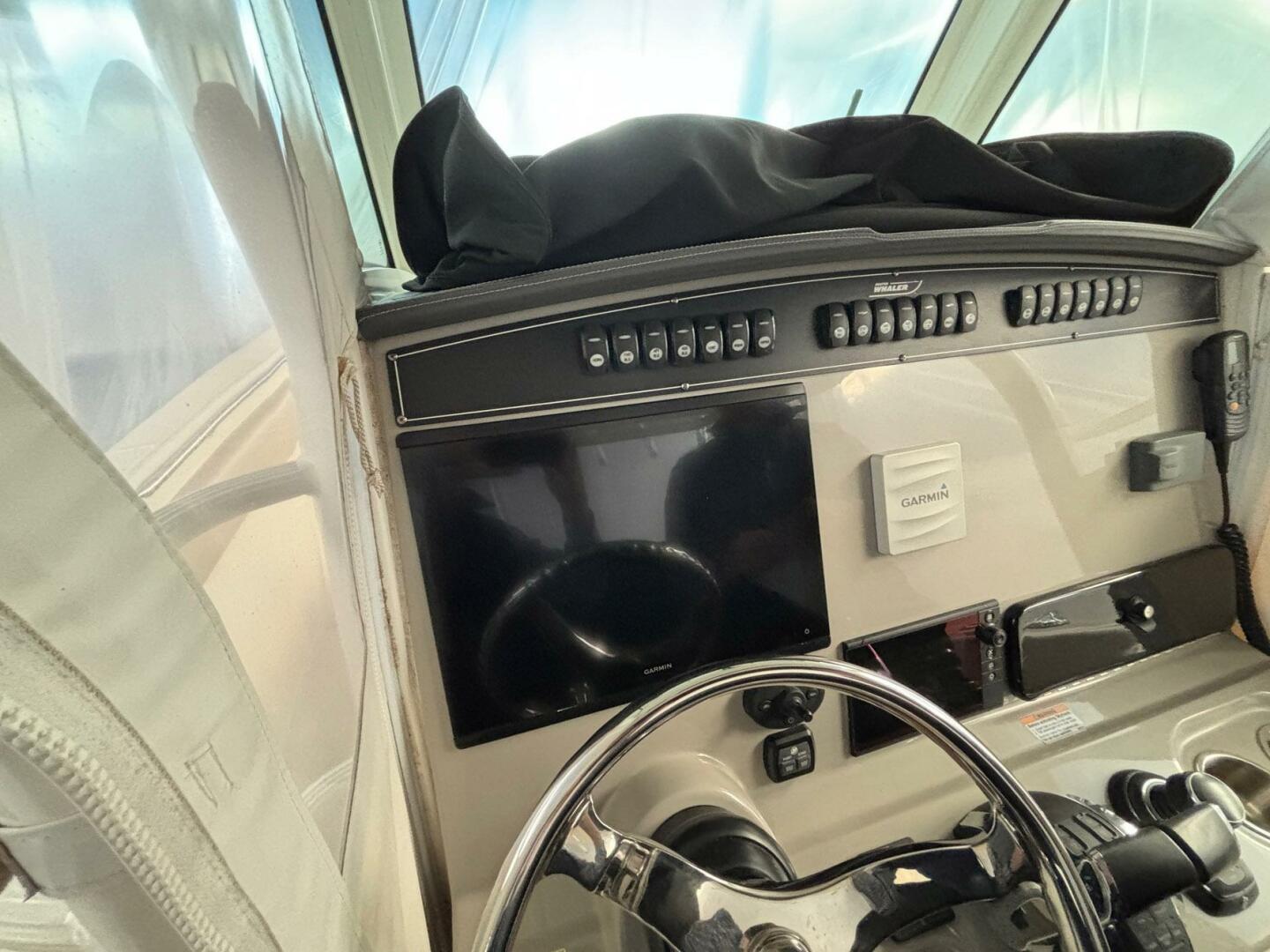 Slide: The Image of Boston Whaler 330 Outrage 2017 - 5289974