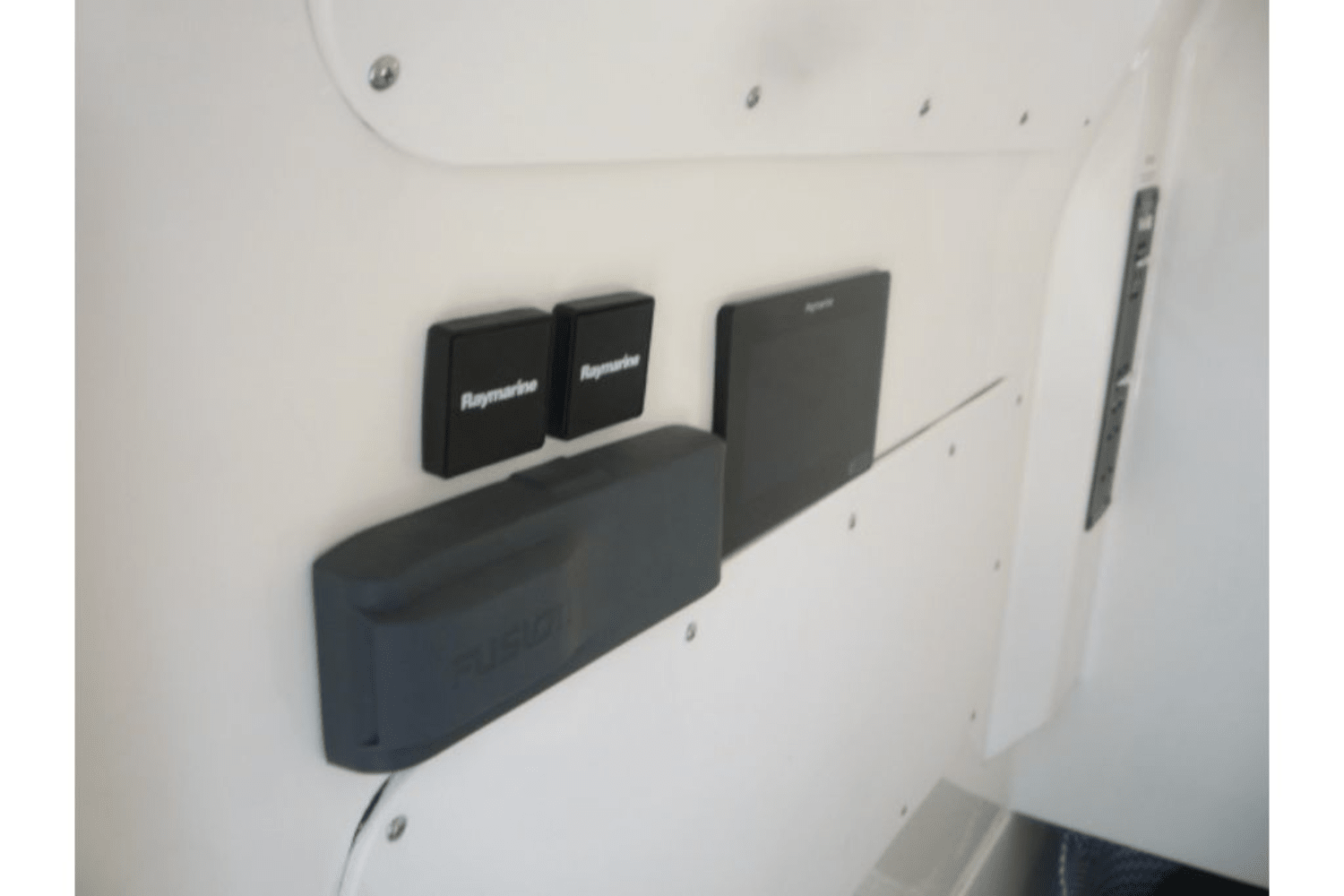 Slide: The Image of Boston Whaler 330 OUTRAGE 2017 - 15