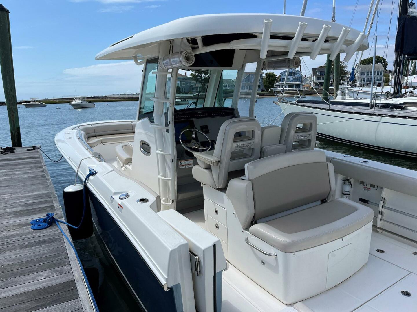 Slide: The Image of Boston Whaler 330 Outrage 2017 - 5289978