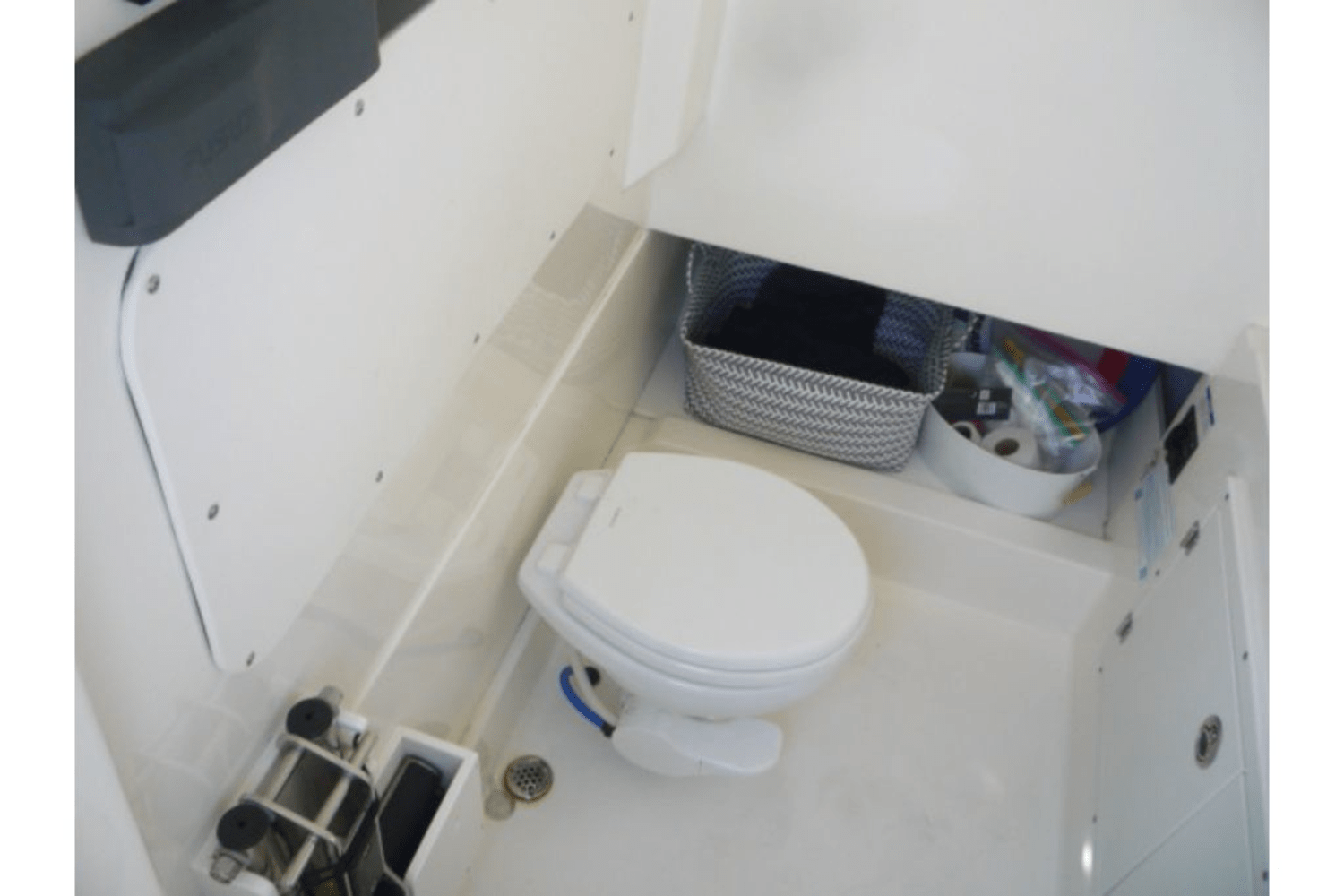 Slide: The Image of Boston Whaler 330 OUTRAGE 2017 - 19