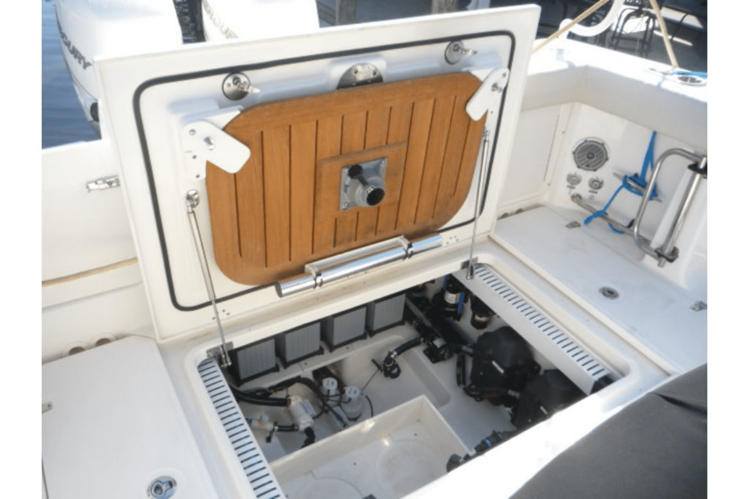 Slide: The Image of Boston Whaler 330 OUTRAGE 2017 - 3